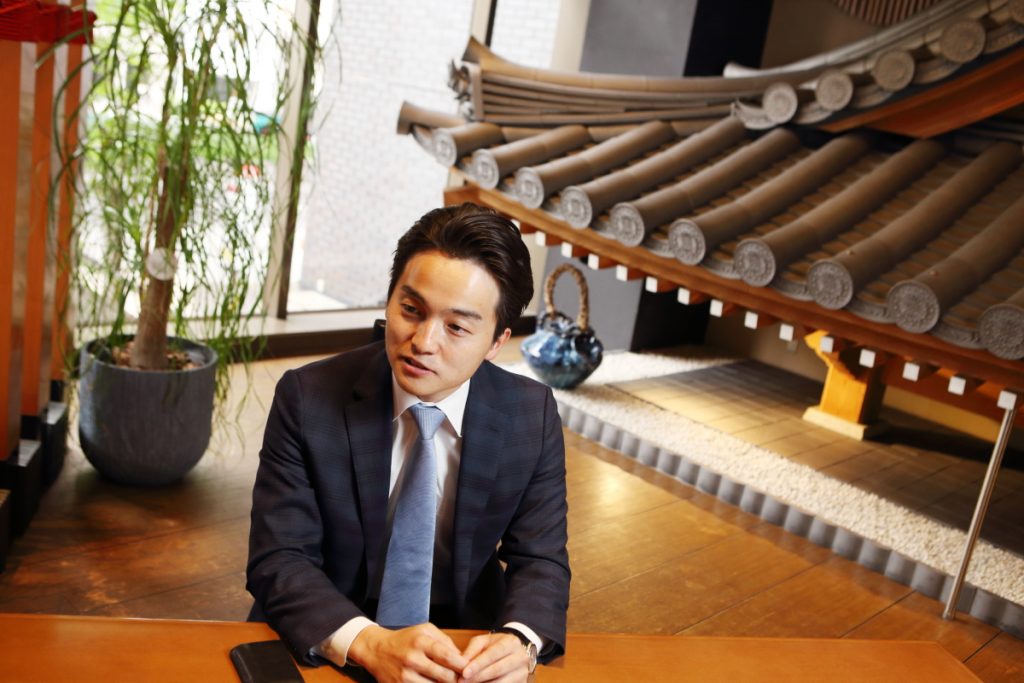 「これからは、とにかくいろんな人と出会って、新しいものをどんどん取り入れることが大切」と語る坪井氏
