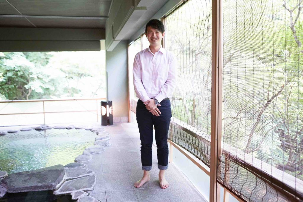 100%源泉掛け流しの露店風呂からは、鶯宿の自然の風景が望める。お客様のニーズに合わせて新しく作った特別室(写真下左)も、人気があるという。