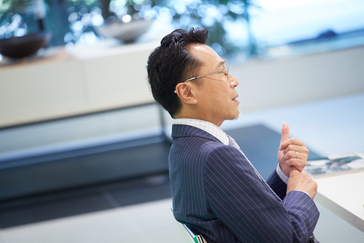 年間1000人以上の人と名刺交換をするという大島氏。築いたビジネスネットワークを社内で共有できれば、今まで見逃していたつながりに気づけるかもしれない。